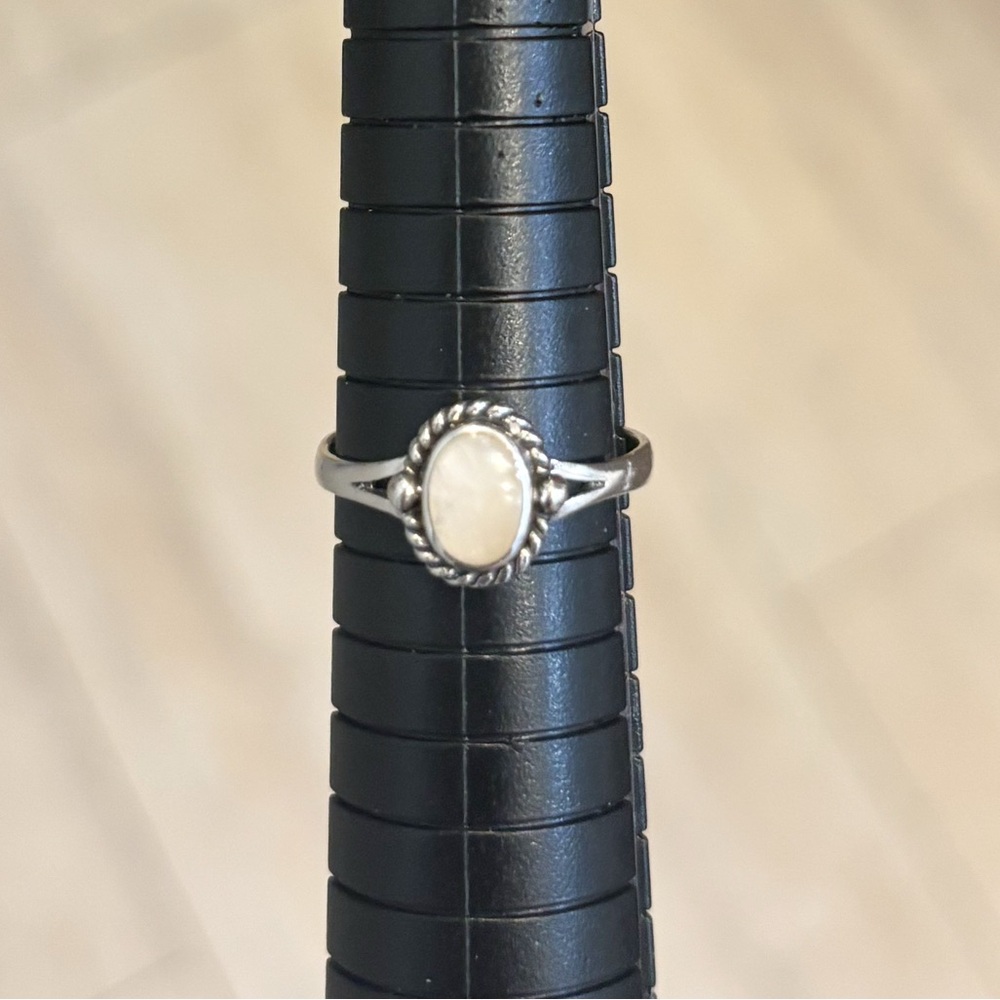 Sterling Silver Ring with Cream Oval Stone Size 7